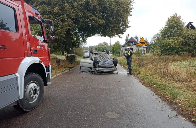 {Na trasie Mały Łęck – Wielki Łęck 25-latka straciła panowanie na pojazdem, uderzyła w przydrożne drzewo i dachowała.}