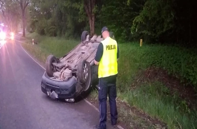 Pijany pasażer spowodował wypadek