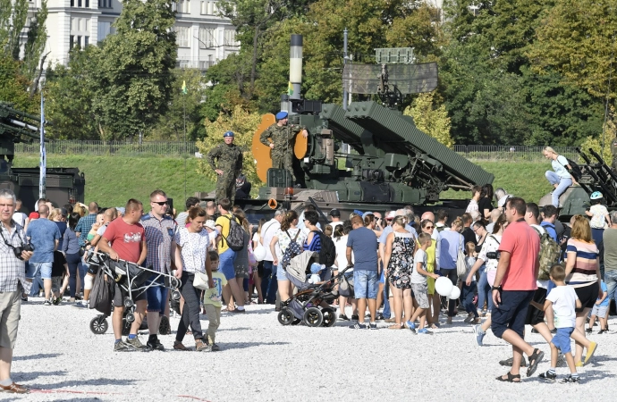 {Z okazji Święta Wojska Polskiego, planowane są militarne pikniki.}