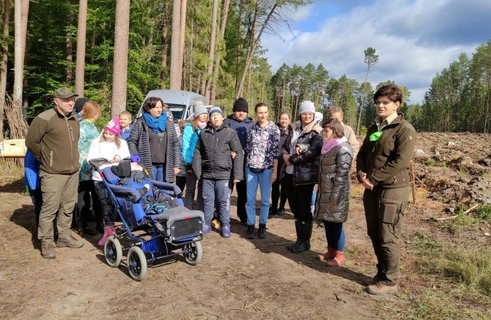 {Leśnicy z Wipsowa sadzą nowe drzewa – wspólnie z kilkoma tysiącami osób.}